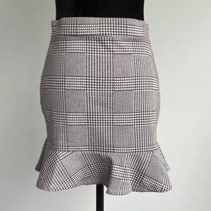 Houndstooth ruffled mini skirt. Size M